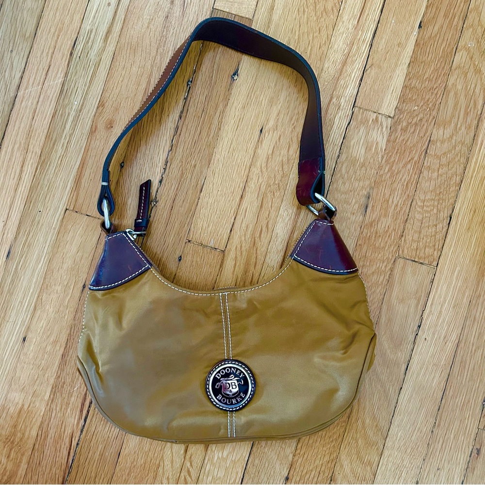 Women’s Dooney & Bourke Wayfarer brown leather shoulder handbag with logo emblem